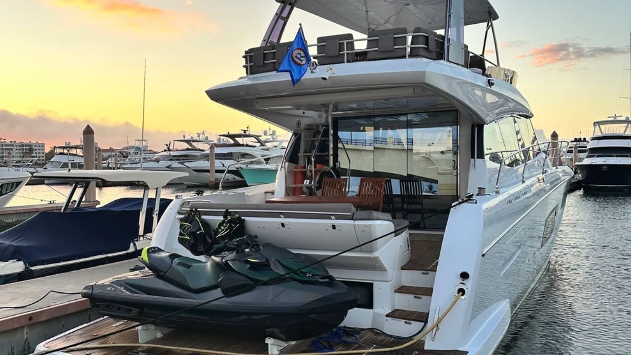 What Weekend Getaways in Florida Combine Boca Raton Yacht Charters With Hidden Cove Explorations